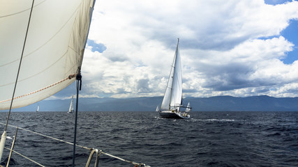 Obraz premium Żeglowanie przy sztormowej pogodzie. Luksusowa łódź na morzu.