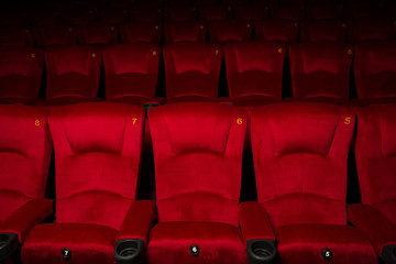 Obraz premium Empty rows of red theatre or movie seats