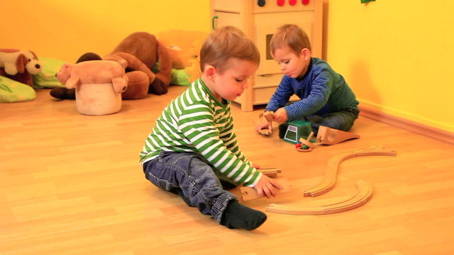 Kinder spielen im Kindergarten