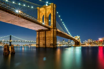 Schilderijen op glas Verlichte Brooklyn Bridge bij nacht © mandritoiu