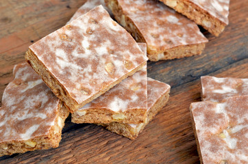 Original Basler Läckerli auf Holz