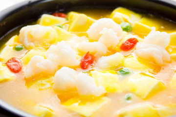 Shrimps with bean curd soup