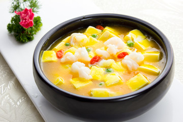 Shrimps with bean curd soup