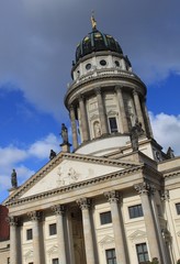 Fototapeta na wymiar Portal und Kuppel des Französischen Doms in Berlin