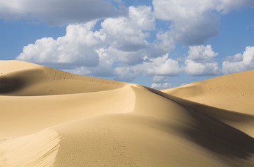 Fototapeta na wymiar Sand dunes in desert, Mingsha Shan, China