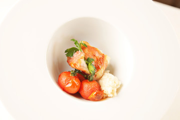 Gerollte Feigen in Speckmantel mit gegrillten Tomaten