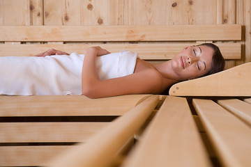 Junge Frau entspannt sich in der Sauna - 78036157