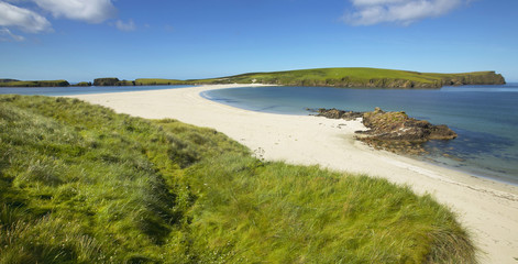 Tombolo and beach in Bigton and St Ninian. Shetland. Scotland - obrazy, fototapety, plakaty