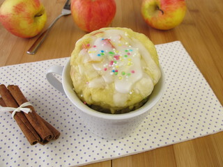 Apfel Mug Cake mit Zuckerguss aus der Mikrowelle