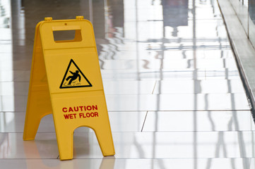 Warning sign slippery
