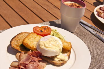 Eggs benedict and a coffee