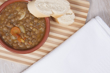 Lentejas con pan y servilleta.