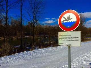 Warnschild für Rutschgefahr an der Isar