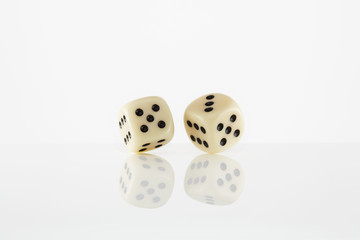 zwei weiße Würfel vor weiß 2