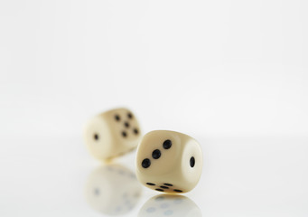 zwei weiße Würfel vor weiß, perspektivisch