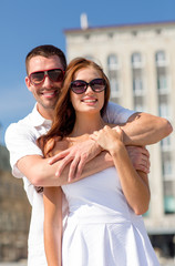Obraz premium smiling couple in city