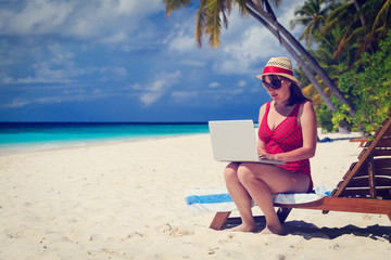 Obraz na płótnie Canvas woman with laptop on beach vacation