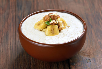 Oatmeal porridge with walnuts and bananas