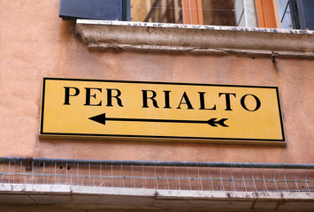Obraz premium road signal to Rialto Bridge in Venice