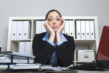 Frustrierte Frau im Büro