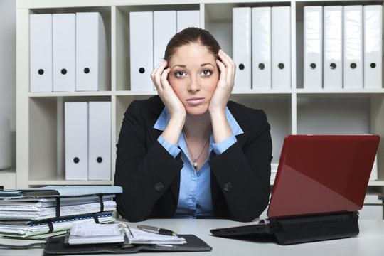 Frustrierte Frau am Büro Arbeitsplatz