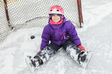 Fototapeta na wymiar first snow. little girl enjoys the arrival of winter