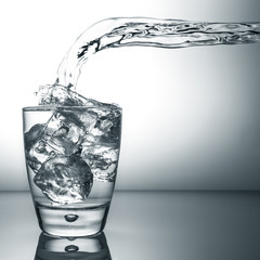 acqua splash in bicchiere