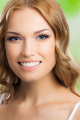 Obraz premium Beautiful young cheerful smiling woman