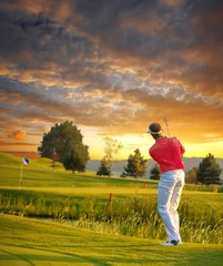 Papier Peint photo Lavable Golf Man playing golf against colorful sunset