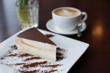 Кофе, десерт и букет подснежников на столе в кафе