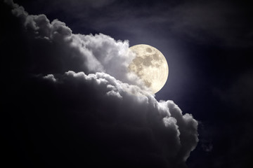 Nuit couverte de pleine lune