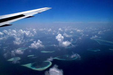 Fototapeta na wymiar Blick aus dem Flugzeug auf eine Inselgruppe der Malediven