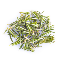 Fototapeta premium Hojas de romero frescas aisladas sobre un fondo blanco