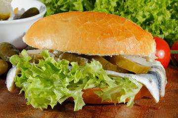 Fischbrötchen mit saurem Hering, Rollmops