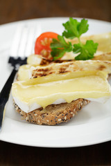 Gratinierter Camembert auf Brot