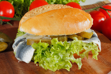 Fischbrötchen mit saurem Hering, Rollmops