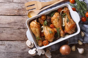 Photo sur Plexiglas Plats de repas Baked chicken legs with mushrooms. horizontal top view