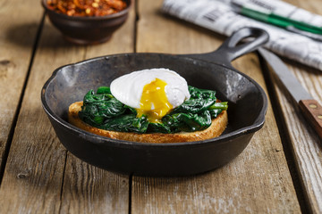 Bruschetta with spinach and poached egg