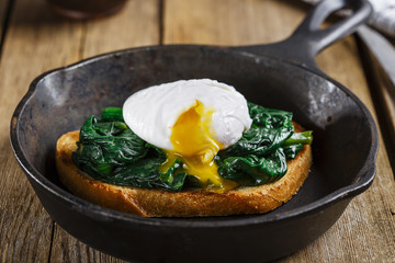 Bruschetta with spinach and poached egg