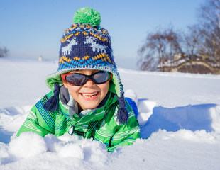 Fototapeta na wymiar Little boy in winter park