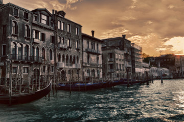 Fototapeta na wymiar vintage river and buildings in Venice