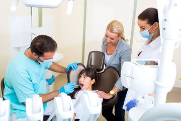 Fototapeta na wymiar Kleines Mädchen mit ihrer Mutter beim Zahnarzt