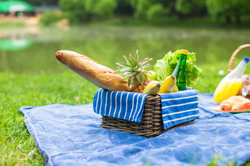 Picknickmand met fruit, brood en fles witte wijn