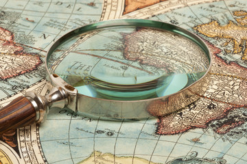 Obraz na płótnie Canvas Magnifying glass and map