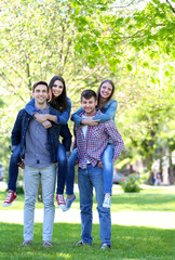 Obraz premium Happy friends in park