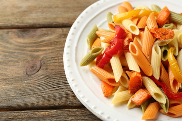 Pasta salad with pepper, carrot and tomatoes