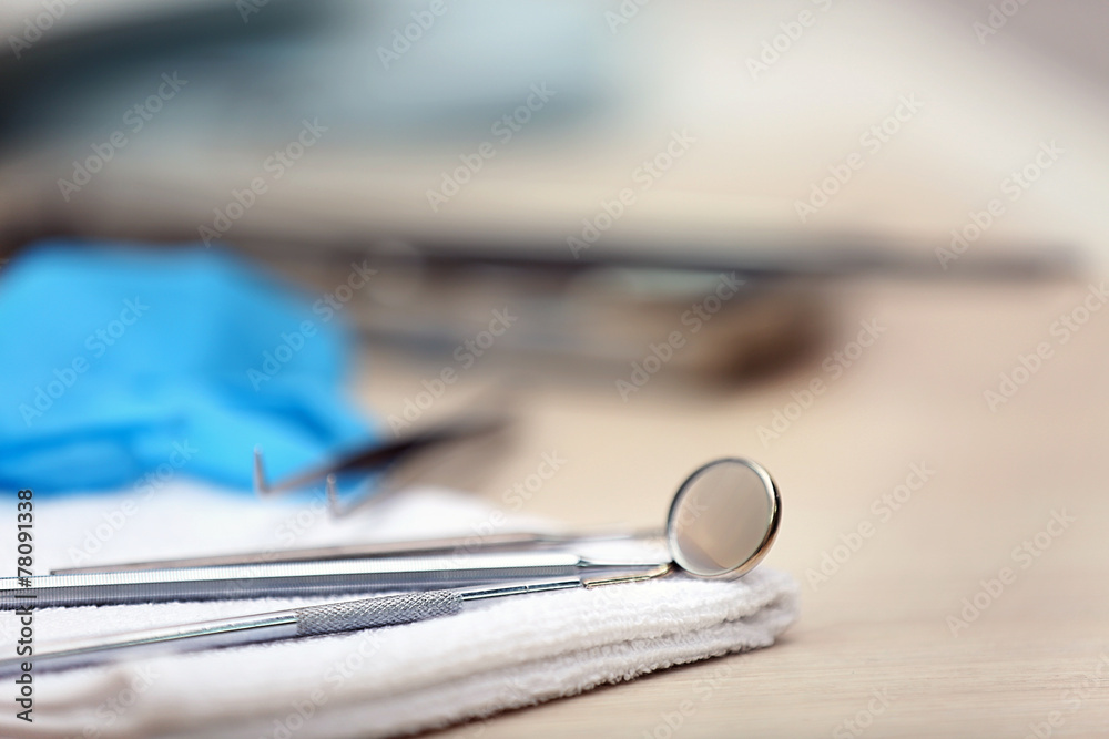 Wall mural Set dentist tools on napkin on table close up