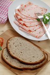 Paprika Leberkäse mit Graubrot