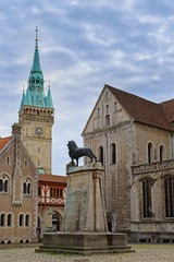Fototapeta na wymiar Square near Braunschweig cathedral with lion statue