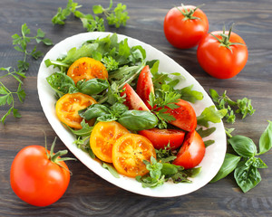Tomaten mit Basikum und Rucola
